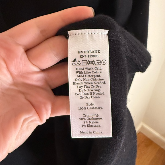 Everlane Classic Black cashmere Top - Picture 3 of 5